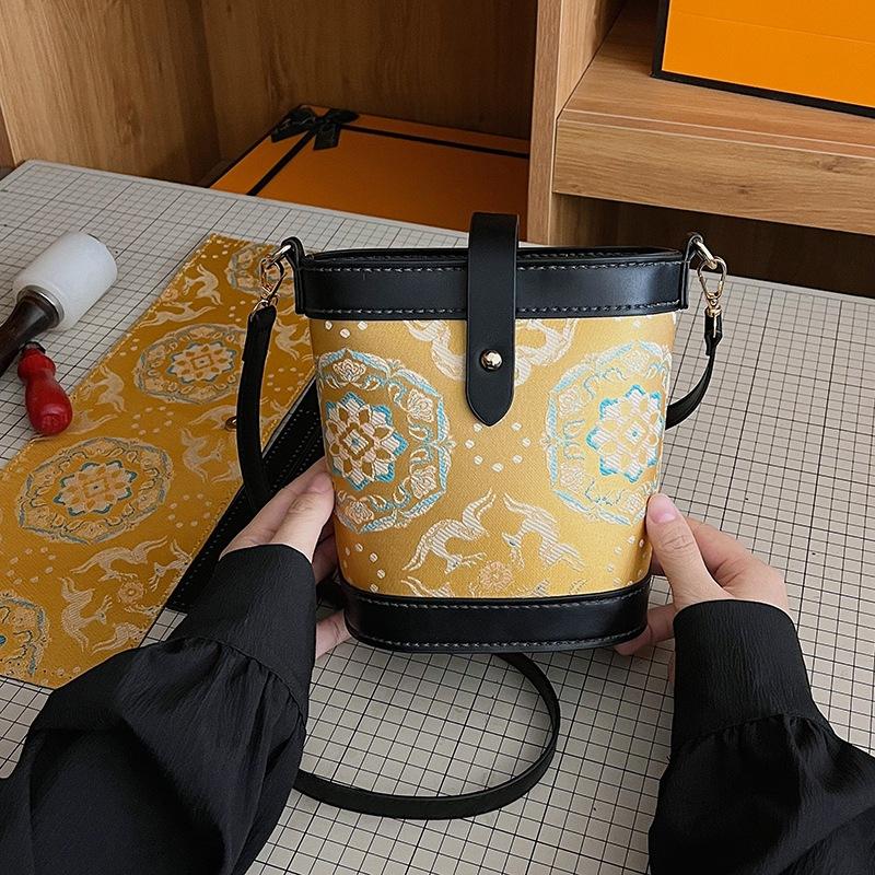 Leatherwork Drawing - DIY gebreide tas - roze vintage